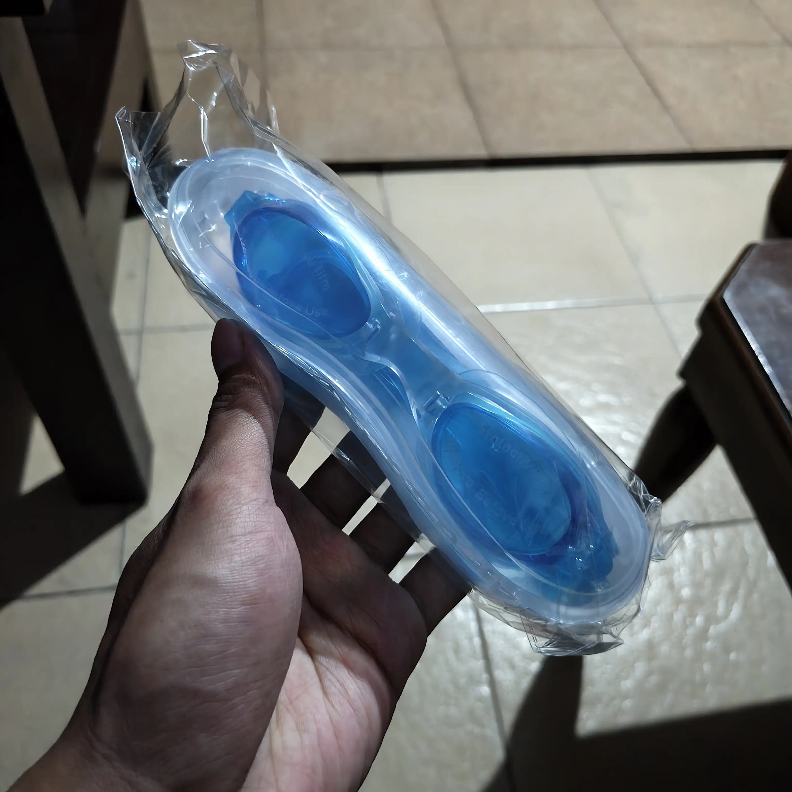 kacamata renang biru kotak