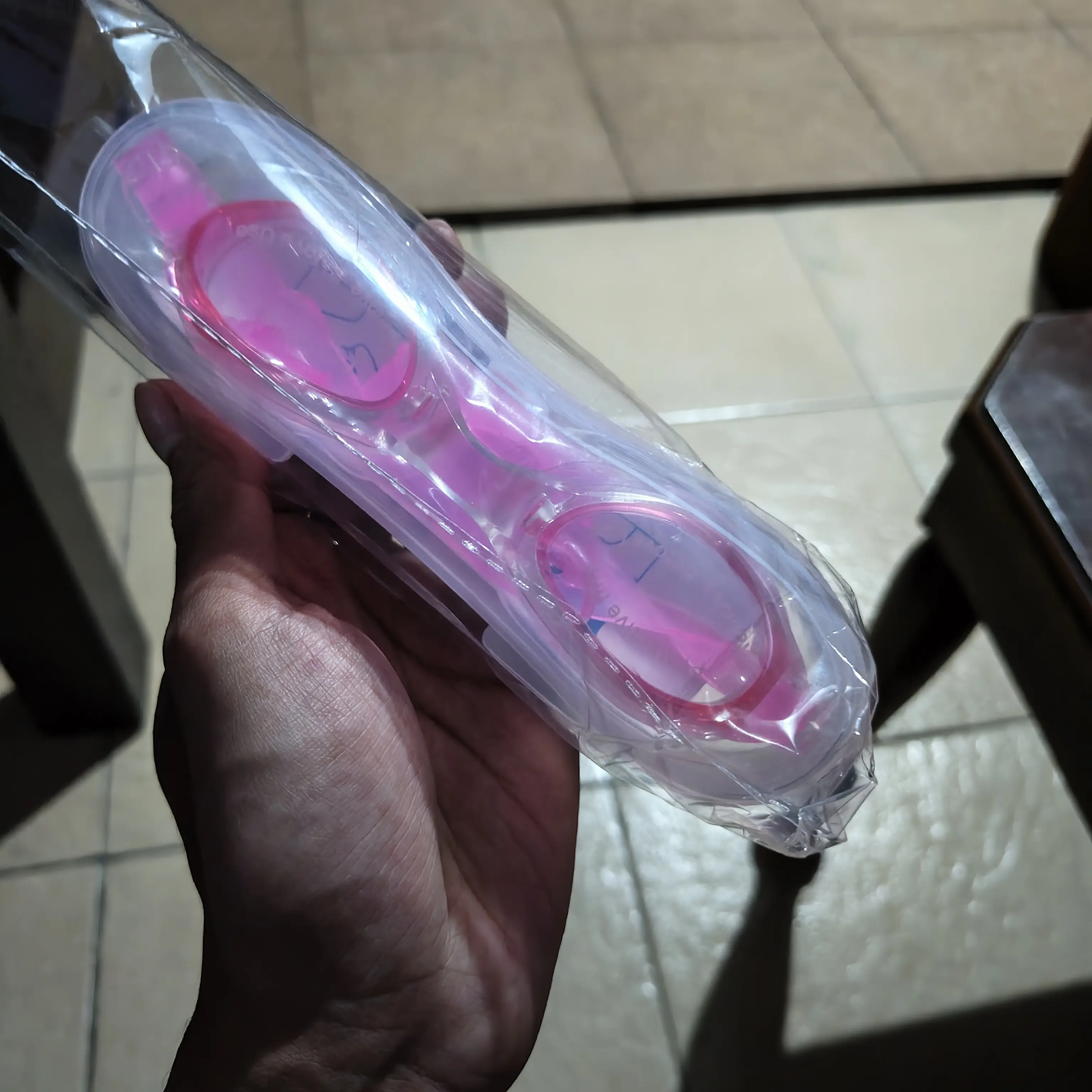 kacamata renang pink kotak